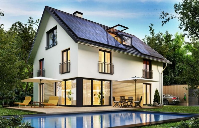 Modernes zweistöckiges Haus mit Solarpaneelen auf dem Dach, großen Fenstern, Terrasse mit Sonnenschirmen und Pool im Garten
